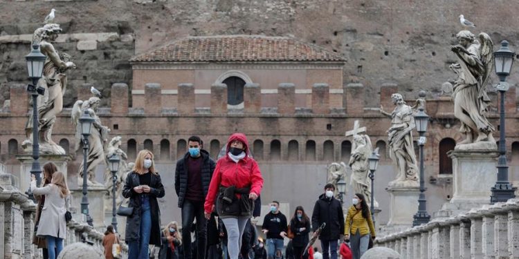 Suben contagios de COVID-19 en Europa y se intenta acelerar vacunación