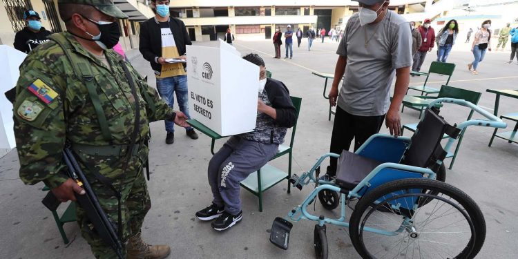 Ecuatorianos votan hoy para elegir presidente y vicepresidente