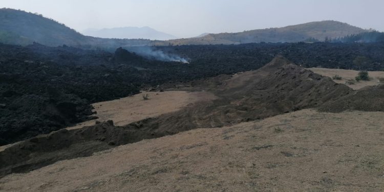 Continúan los trabajos para reencauzar flujos de lava del volcán de Pacaya