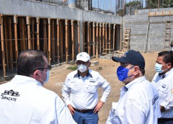 Presidente supervisa avances de la primera escuela tipo albergue, en Sipacate