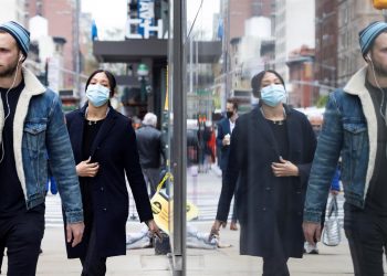 EE. UU. recomienda que los vacunados dejen de llevar mascarilla al aire libre