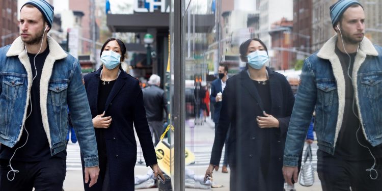 EE. UU. recomienda que los vacunados dejen de llevar mascarilla al aire libre