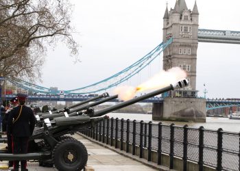 El Reino Unido recuerda con 41 cañonazos la figura del príncipe Felipe