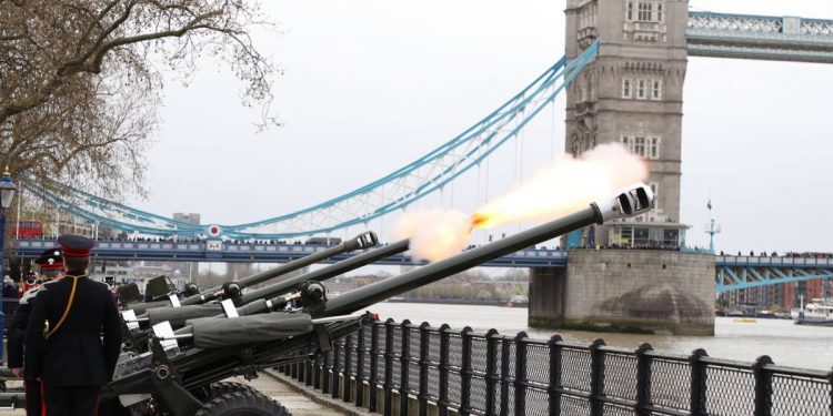 El Reino Unido recuerda con 41 cañonazos la figura del príncipe Felipe