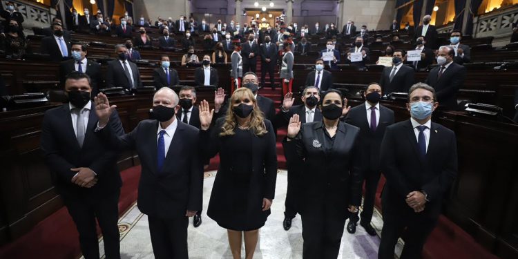 Juramentan a nuevos magistrados de la Corte de Constitucionalidad en el Congreso