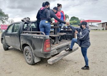Migrantes suben a vehículo del Ejército