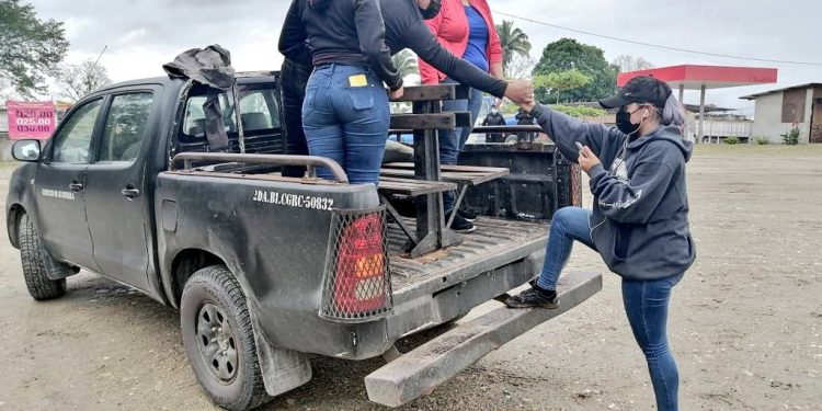 Migrantes suben a vehículo del Ejército