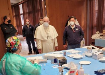 El Papa visita a las personas sin hogar que se vacunan en el Vaticano