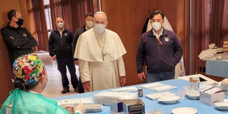 El Papa visita a las personas sin hogar que se vacunan en el Vaticano