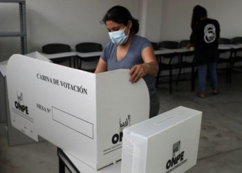 Abren colegios electorales en Perú para comicios marcados por el COVID-19