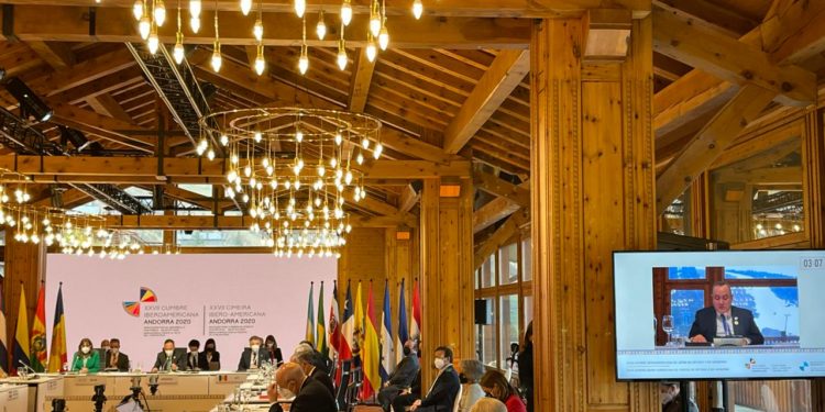 Momento de la participación del presidente Giammattei