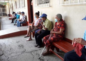 Personas de la tercera edad mantienen distanciamiento Jarbin Yelmo