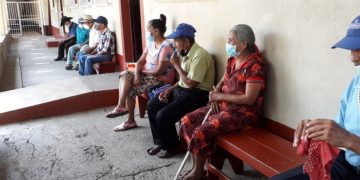 Personas de la tercera edad mantienen distanciamiento Jarbin Yelmo