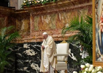 Papa pide superar retrasos en la distribución de vacunas