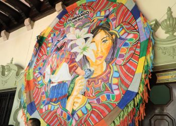 Palacio de Correos se convierte en escenario de barriletes gigantes de Sumpango