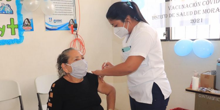 Izabal comienza a vacunar a adultos mayores contra el COVID-19