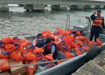 Llevan ayuda humanitaria a vecinos afectados por lluvias en Izabal
