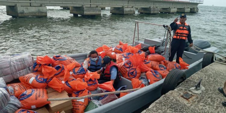 Llevan ayuda humanitaria a vecinos afectados por lluvias en Izabal