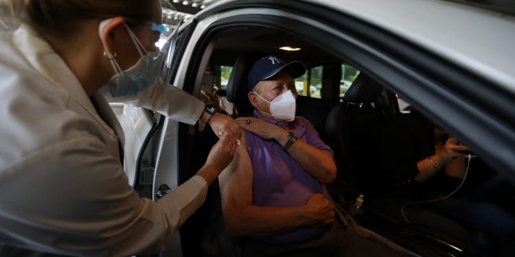 Personal médico atiende a adultos mayores que son llevados en vehículo./Foto: Marvin García.