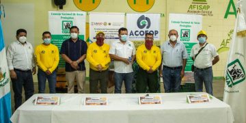 Destacan importancia de labor de bomberos forestales para apagar incendios en Petén