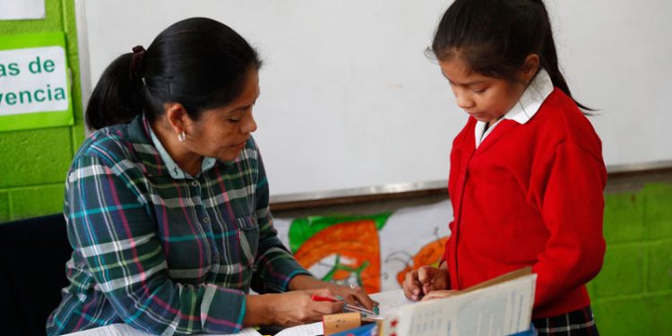 Mineduc publica normativa para capacitación y actualización de docentes