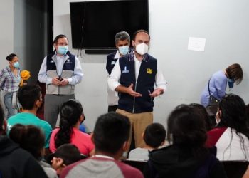 Durante este jueves el canciller guatemalteco tambien visito el albergue de Caridades Católicas