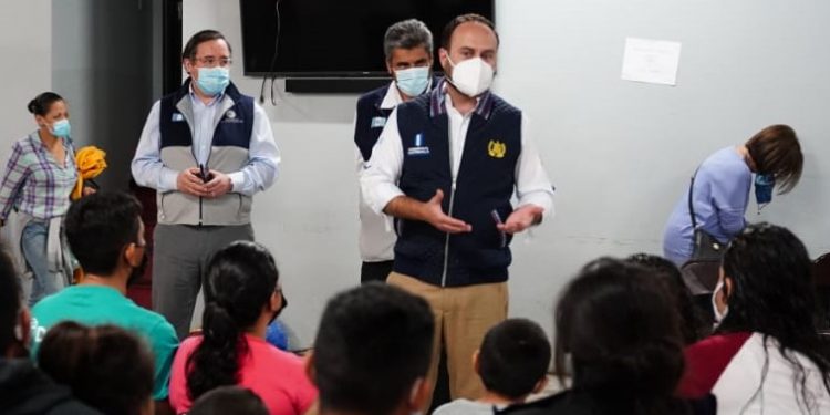 Durante este jueves el canciller guatemalteco tambien visito el albergue de Caridades Católicas