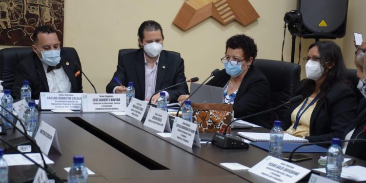 MSPAS y Mineduc asisten a una reunión de trabajo en el Congreso de la República./MSPAS.