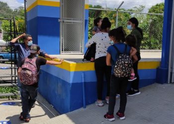 Detienen en Honduras a supuesto coyote cuando trasladaba a 15 nicaragüenses