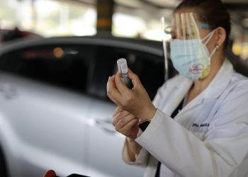 Realizan la vacunación contra COVID-19 en el centro de vacunación vehicular./Foto: Marvin García.