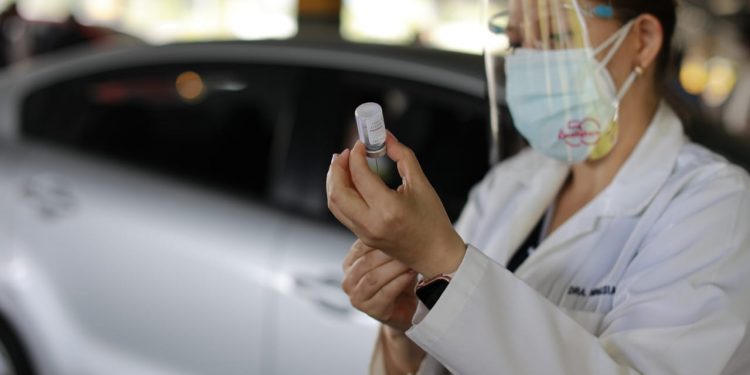 Realizan la vacunación contra COVID-19 en el centro de vacunación vehicular./Foto: Marvin García.