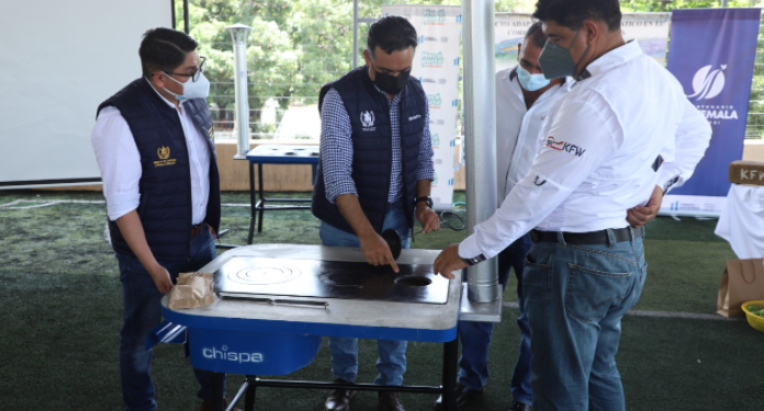 Más de 100 familias de El Progreso reciben estufas ahorradoras