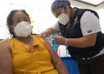 El Ministerio de Salud esta vacunando en esta segunda fase a personas mayores de 65 años.