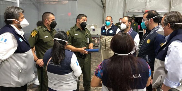 El canciller Pedro Brolo, visitó el Centro de Procesamiento de Donna, Texas