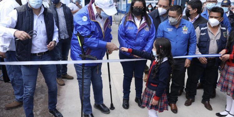 El presidente Alejandro Giammattei entregó el remozamiento de la Escuela Oficial Mixta José Antonio de León Barrios en San Marcos