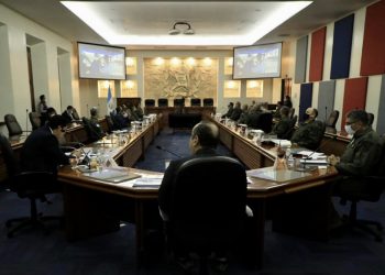 El presidente guatemalteco visito las instalaciones de los ministerios de Economía y Defensa