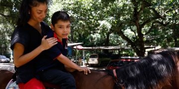 Lanzan programa de equinoterapia para beneficiar a personas con discapacidad