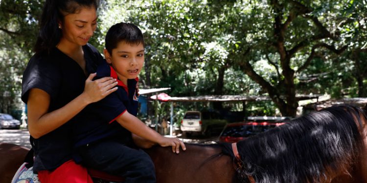 Lanzan programa de equinoterapia para beneficiar a personas con discapacidad