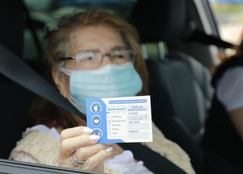 Olga González, de 80 años, recibe su carné de vacunación./Foto: Marvin García.