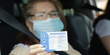 Olga González, de 80 años, recibe su carné de vacunación./Foto: Marvin García.