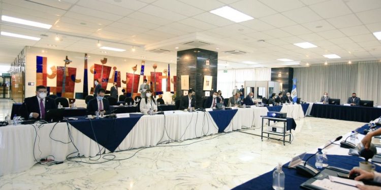 Ejecutivo presenta avances en desarrollo social y económico