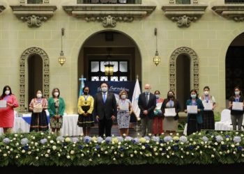 Entregan reconocimientos a 10 mujeres emprendedoras