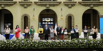 Entregan reconocimientos a 10 mujeres emprendedoras