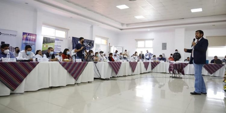 Anam durante reunión con autoridades de Huehuetenango