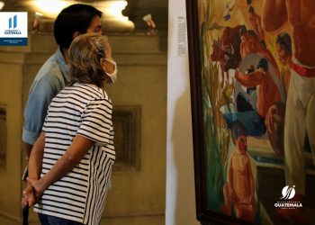 Guatemaltecos realizan recorridos en Palacio Nacional de la Cultura bajo estrictas medidas sanitarias.