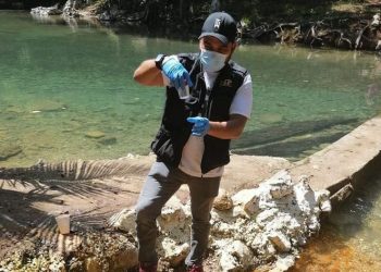 MARN recoge muestra de río tras derrame de aceite