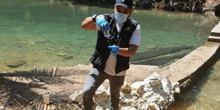 MARN recoge muestra de río tras derrame de aceite