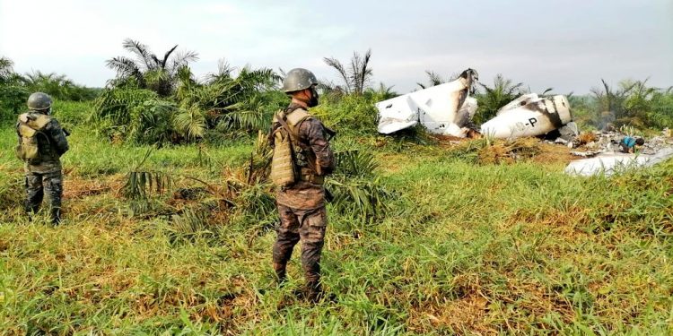 Ejército localiza aeronave incinerada y posible droga en Petén