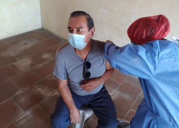 Empieza vacunación contra el coronavirus a mayores de 70 años en Suchitepéquez