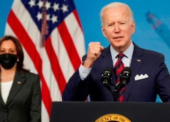 Casos de COVID-19 caen por primera vez en los 50 estados de EE. UU., según Biden